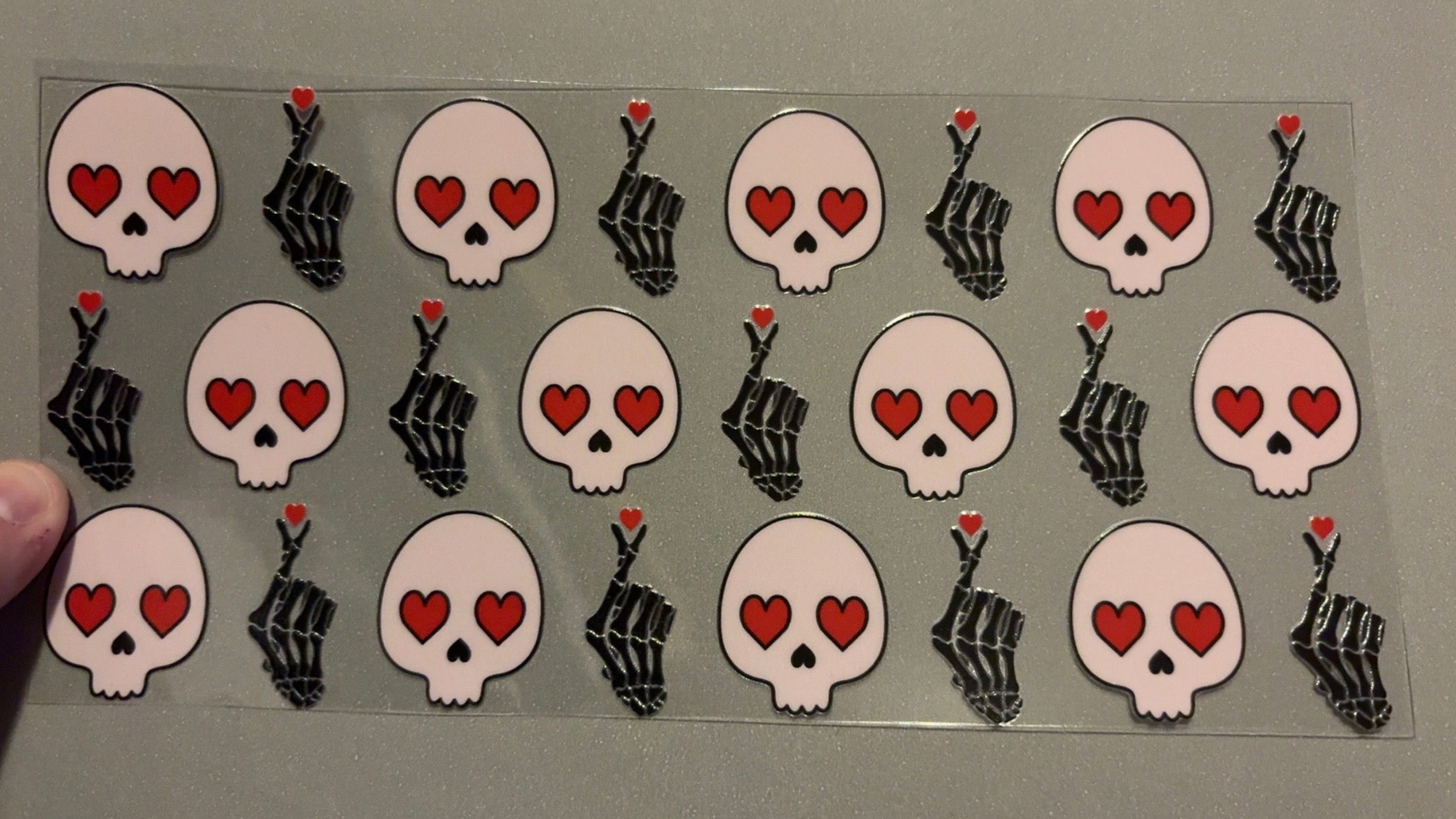 Heart eyes skull head, skeleton hands snapping